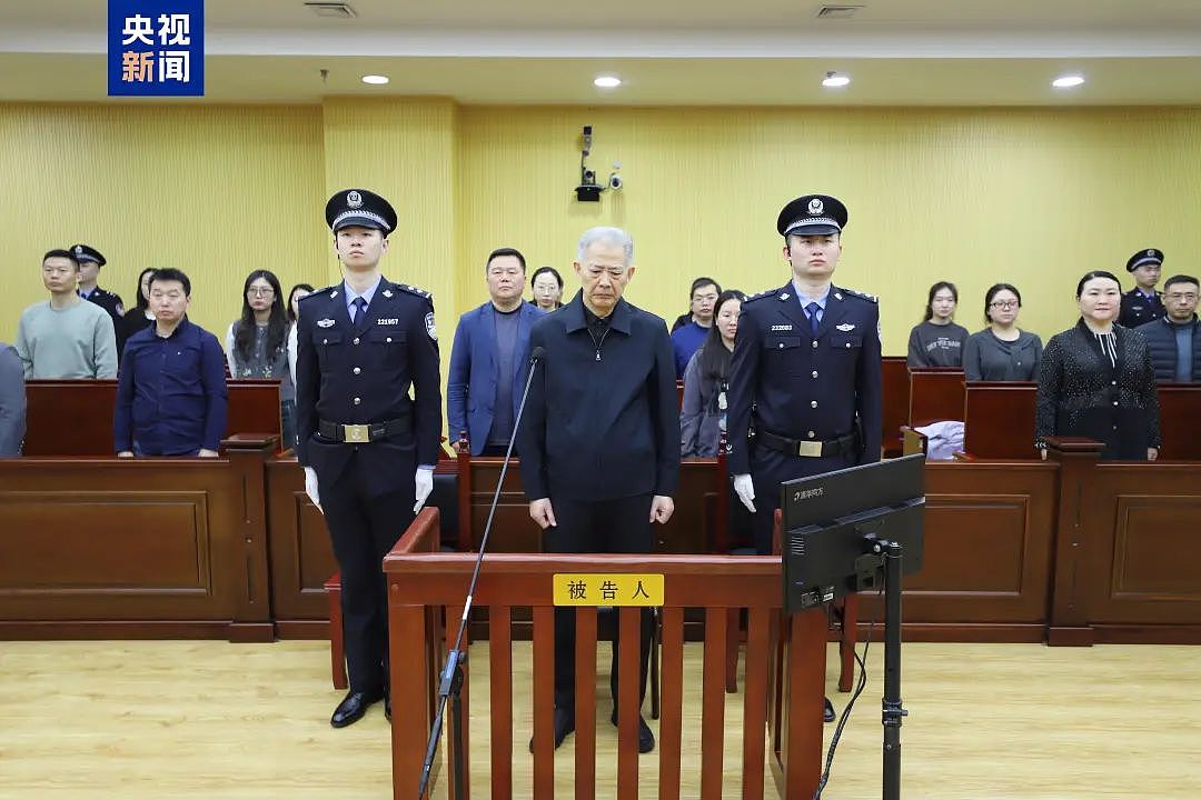 李晓鹏，获刑15年，罚600万元！他担任大型金融央企“一把手”多年，其前任被判12年（组图） - 1