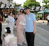 王思聪新女友曝光！21岁神颜美女，身材炸裂，街头撒糖甜蜜满分（组图）