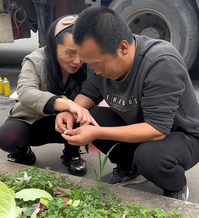 感动全网的模范深情丈夫在妻子死后连交2任女友，情史细节流出我真骂不出来（组图） - 10