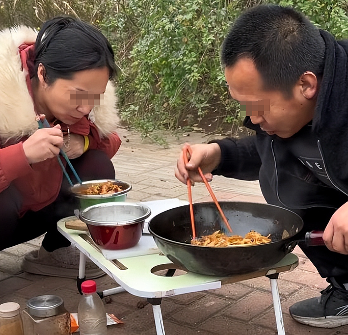 感动全网的模范深情丈夫在妻子死后连交2任女友，情史细节流出我真骂不出来（组图） - 13