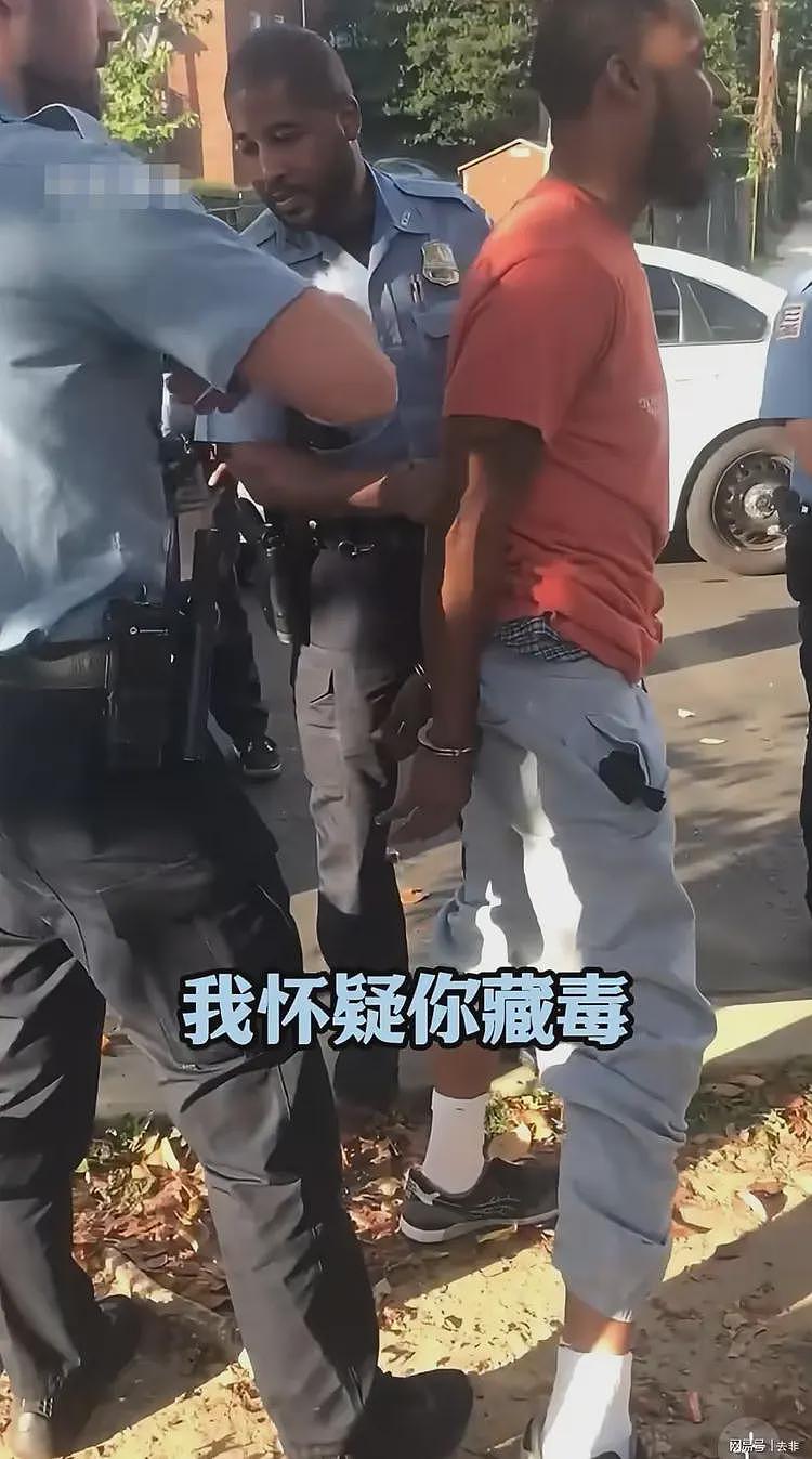 美国一警察误以为黑人痔疮是毒品，硬掏三分钟，被投诉后遭解雇（组图） - 3