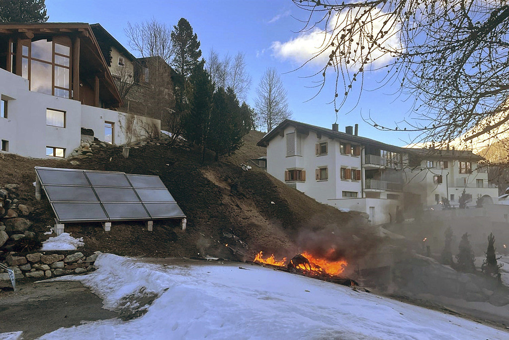 差10公尺撞进民宅！小飞机坠毁瑞士城镇住宅区，3人死亡（组图） - 1