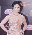品质盛典红毯生图来了！刘亦菲体态健康，关晓彤脖子短，蒋欣脸僵（组图）