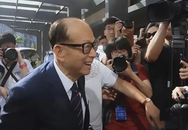 98岁李嘉诚现身晚宴，他挡在镜头前笑而不语，又替长子李泽钜坐镇（组图） - 4