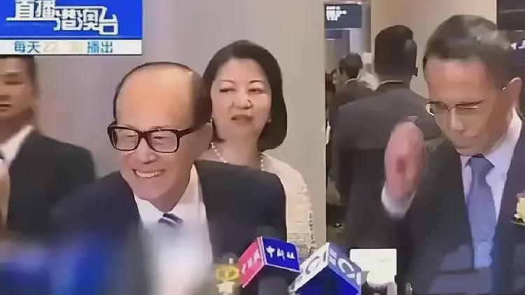 98岁李嘉诚现身晚宴，他挡在镜头前笑而不语，又替长子李泽钜坐镇（组图） - 6