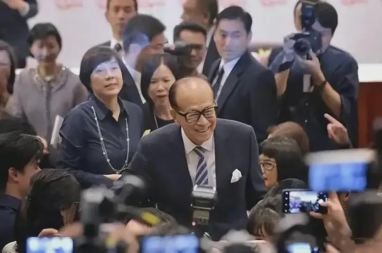 98岁李嘉诚现身晚宴，他挡在镜头前笑而不语，又替长子李泽钜坐镇（组图） - 2