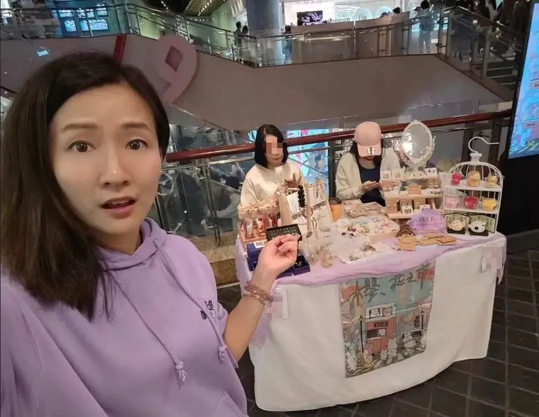 “香港TVB女演员沦为商场摆地摊“冲上热搜，撕开了生活最残酷的真相（图） - 2