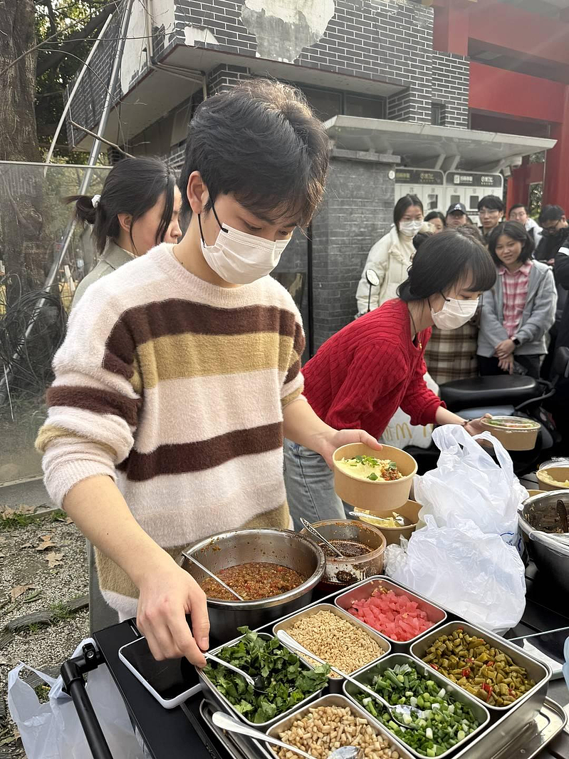 过自己要的生活！复旦研究生退学卖土豆泥，食客排长龙（组图） - 3