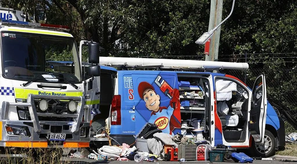 悉尼街头发生严重车祸！面包车撞上电线杆，乘客被困超1小时（图） - 1