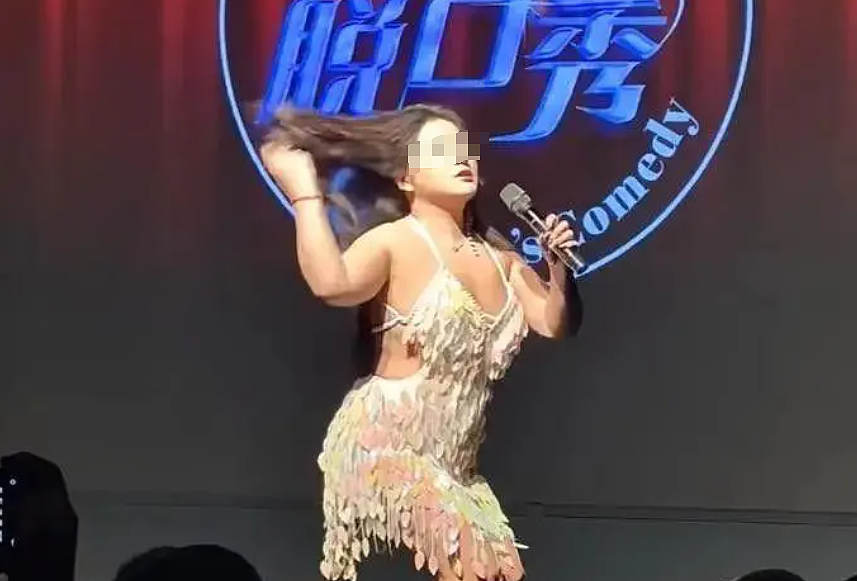 脱口秀女演员穿黑丝短裙表演被痛批擦边！台下座无虚席网友的反应亮了...（组图） - 6