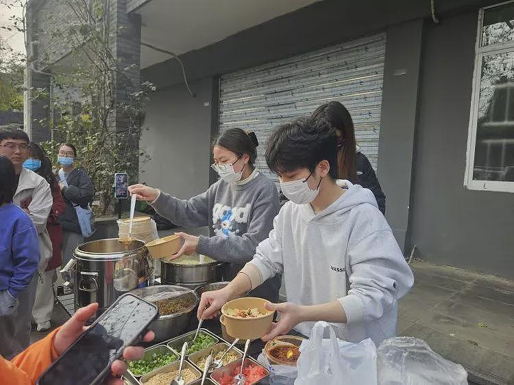 冲上热搜！复旦研究生退学摆摊：身体很累，但心理上更加轻松（视频/组图） - 2