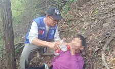 90岁老太走失受困山林被救回，救援队：她在山里一天一夜，只吃了点树叶（图）