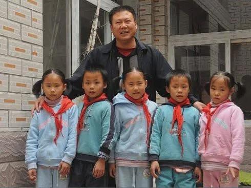 中国首例5胞胎长大了,父亲劳累过世,现状曝光经历让人唏嘘…(组图) - 4