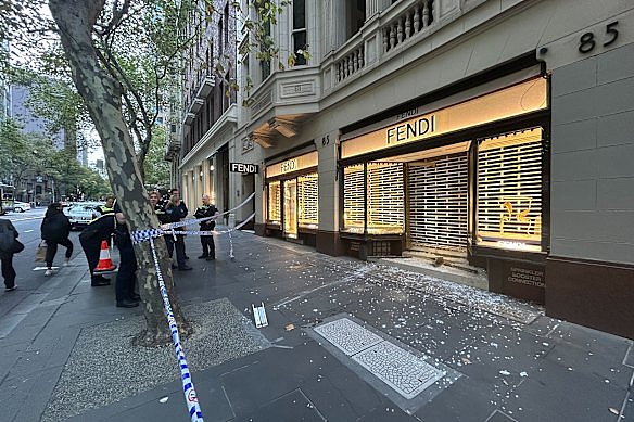 墨尔本CBD多家奢侈品店遭撞车抢劫，Fendi刚被抢（图） - 1
