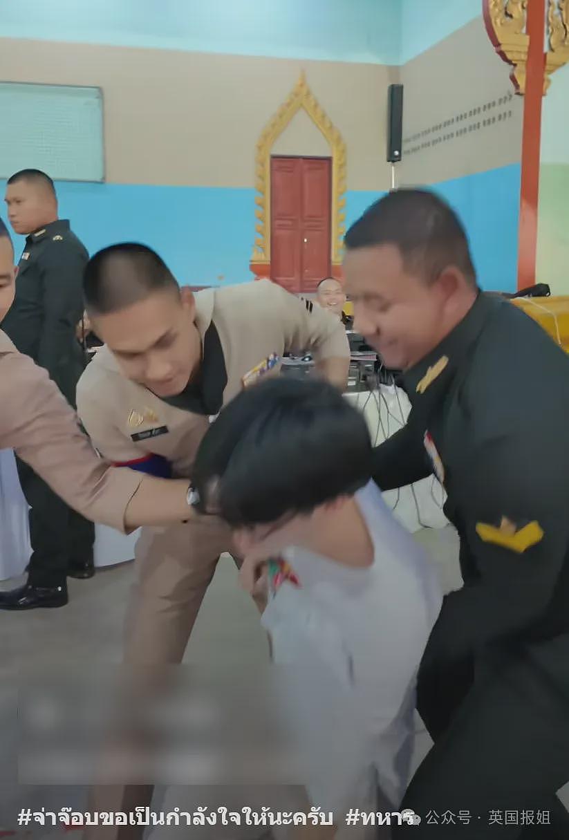 泰国征兵现场再现火辣“美女”!变性人齐聚大秀美貌,抽签定“生死”太刺激...(组图) - 20