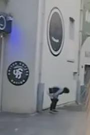 大妈当街脱裤子，在天空塔下撒尿！新西兰最繁忙市中心，游客当场傻眼（组图） - 2