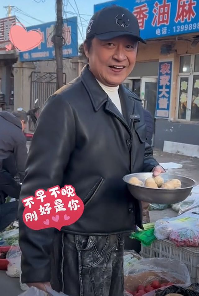 63岁马景涛回绥中祭祖，独自逛早市买一兜爆米花，过着普通人生活（组图） - 4