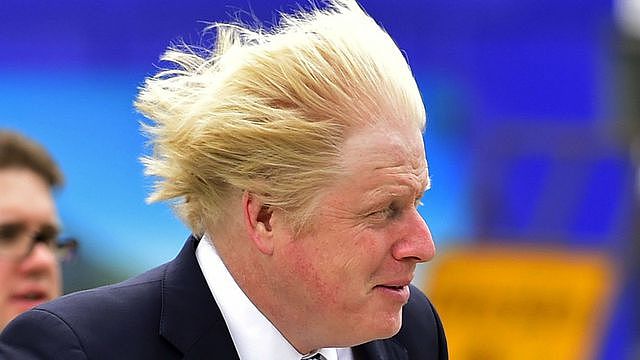 英国史上最会整活的首相：鲍里斯·约翰逊被袭击…对方是鸵鸟（组图） - 1