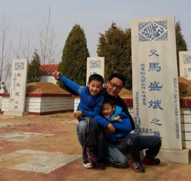 63岁马景涛回绥中祭祖，独自逛早市买一兜爆米花，过着普通人生活（组图） - 1