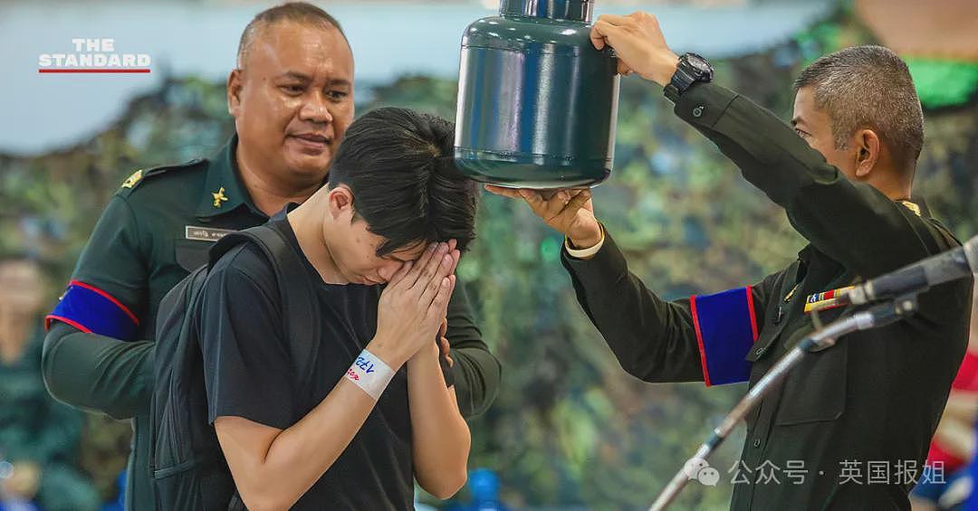 泰国征兵现场再现火辣“美女”!变性人齐聚大秀美貌,抽签定“生死”太刺激...(组图) - 1