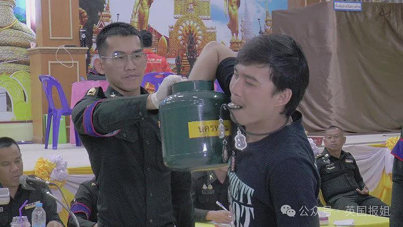 泰国征兵现场再现火辣“美女”!变性人齐聚大秀美貌,抽签定“生死”太刺激...(组图) - 8