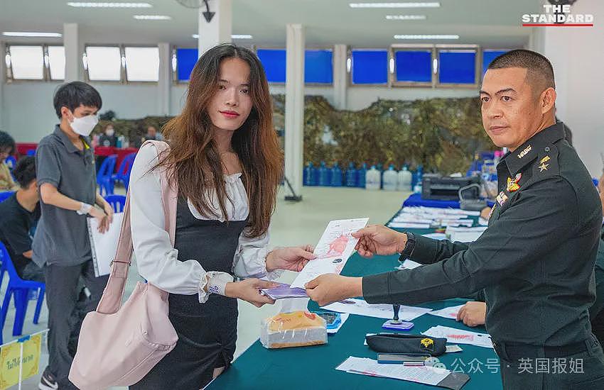 泰国征兵现场再现火辣“美女”!变性人齐聚大秀美貌,抽签定“生死”太刺激...(组图) - 21
