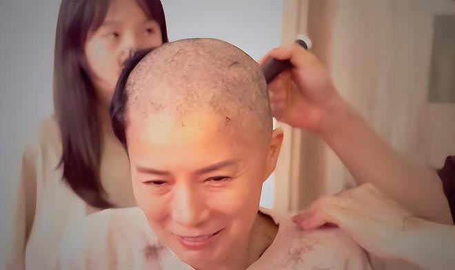 吴文忻进入癌症末期,两个女儿哭着为妈妈剃头,不舍亲吻妈妈(图) - 3