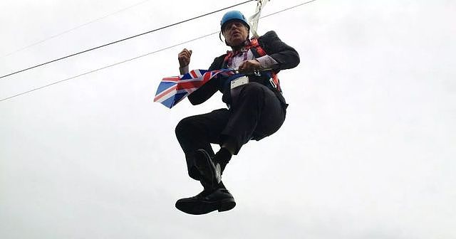 英国史上最会整活的首相：鲍里斯·约翰逊被袭击…对方是鸵鸟（组图） - 4