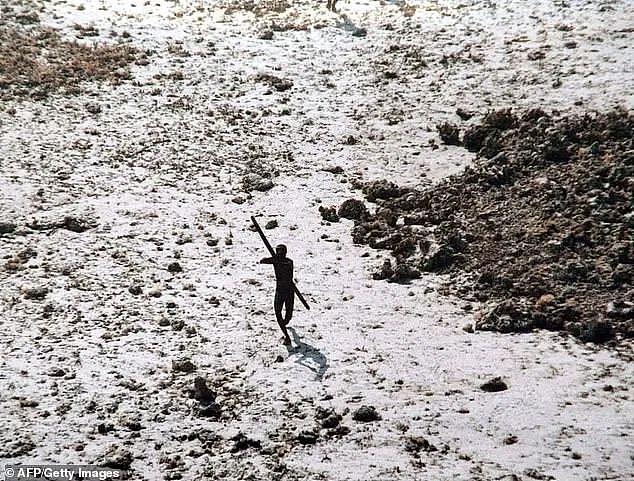 油管小哥跑去与世隔绝小岛上问候原始部落，还给对方留下一罐可乐，结果刚出岛就被抓了...（组图） - 10
