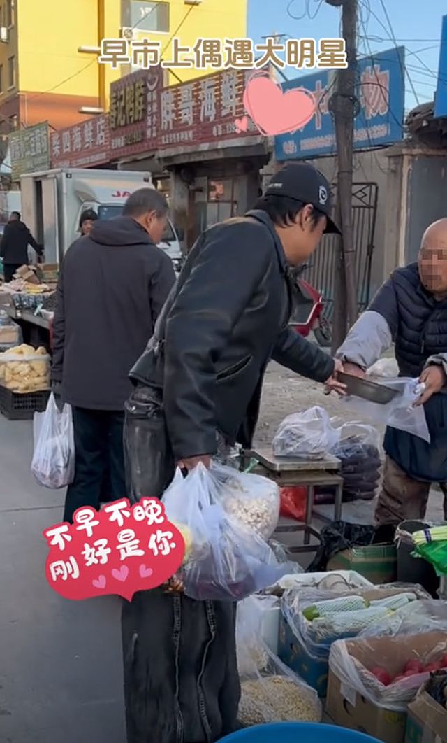 63岁马景涛回绥中祭祖，独自逛早市买一兜爆米花，过着普通人生活（组图） - 3