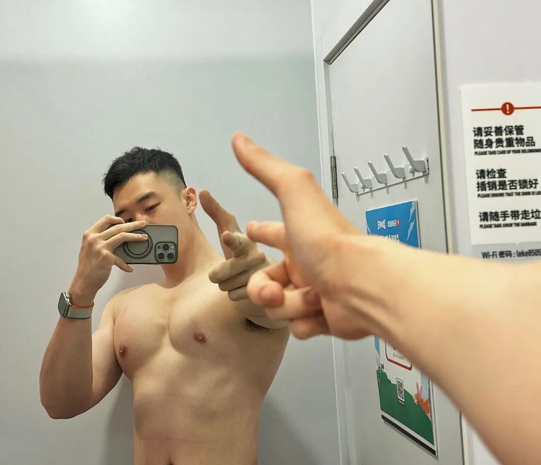 【帅哥】30岁山东健身教练，粗壮胳膊圆肩膀，这挺拔的胸大肌能放牛奶不倒（组图） - 22