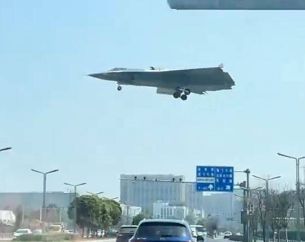 疑共军六代匿踪战机！歼-36超清晰飞行近照首度曝光（视频/图） - 1