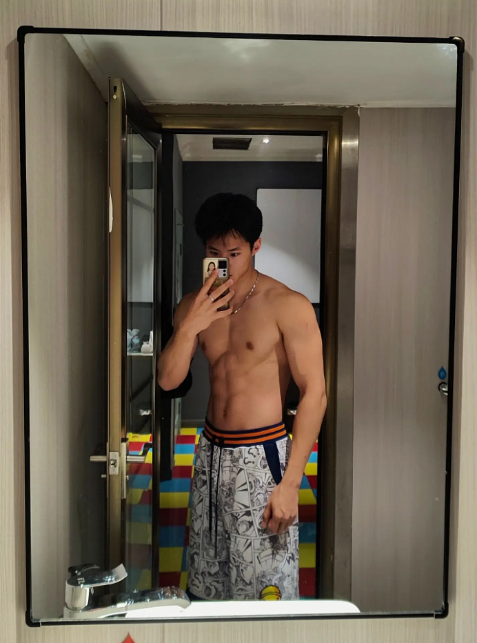 【帅哥】22岁重庆猛男崽儿,精悍公狗腰饱满胸肌,这人鱼线太绝了谁顶得住(组图) - 5