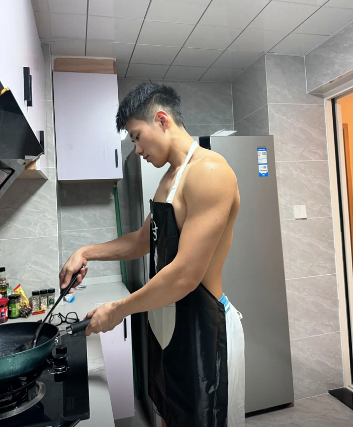 【帅哥】22岁重庆猛男崽儿,精悍公狗腰饱满胸肌,这人鱼线太绝了谁顶得住(组图) - 14