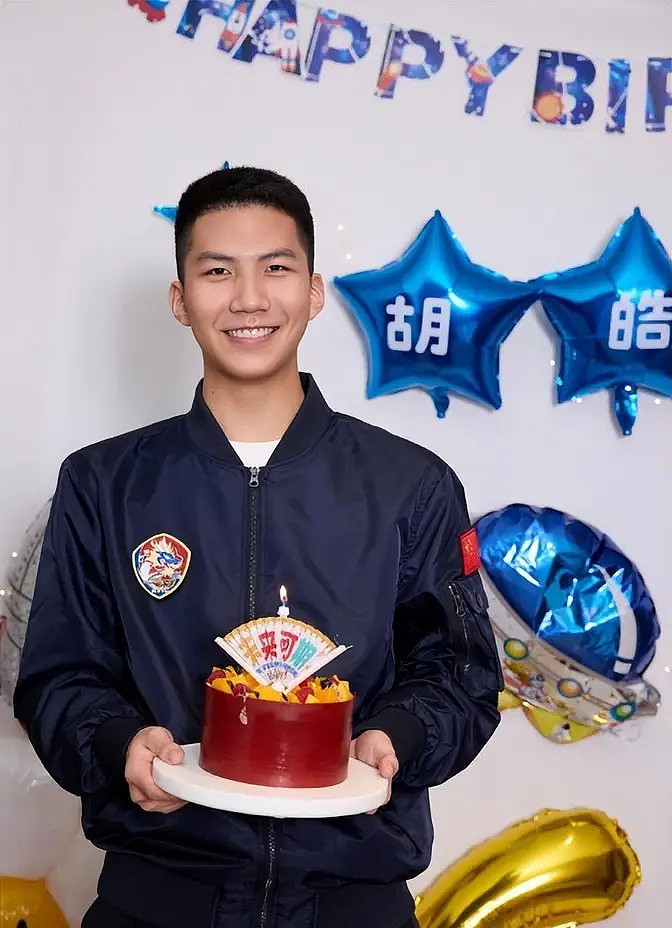 14岁诺一上法国新闻,长小胡子变化大,褪去混血感笑起来好像刘烨(组图) - 31