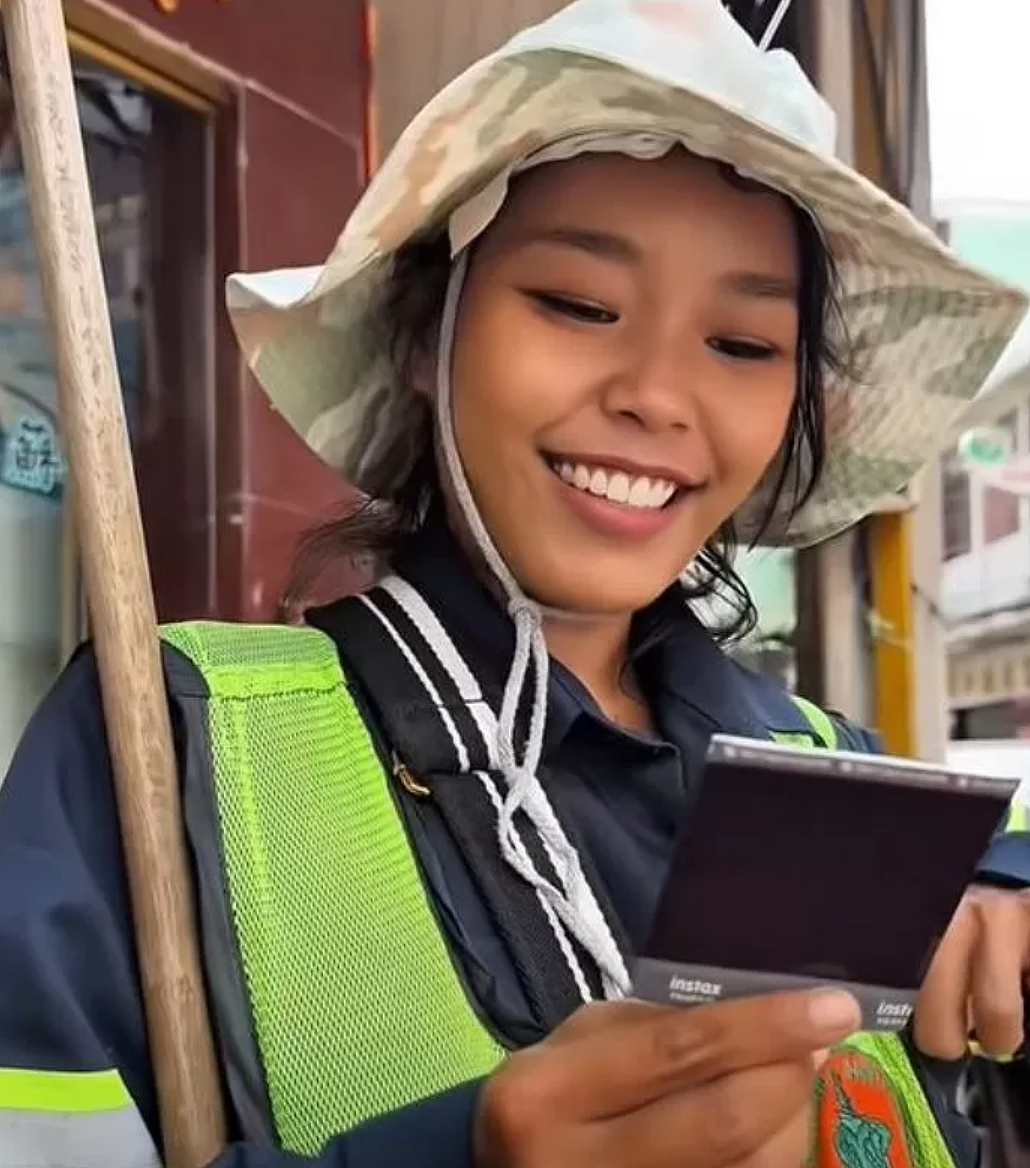 清洁工妹子天生超模脸！她在街头扫地，一张照片直接火出圈！现在成模特了（组图） - 4