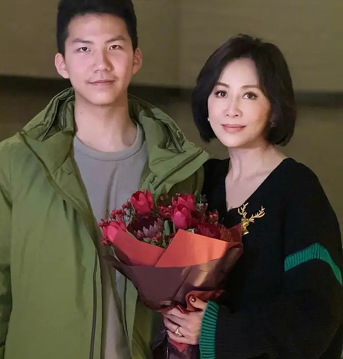 14岁诺一上法国新闻,长小胡子变化大,褪去混血感笑起来好像刘烨(组图) - 32