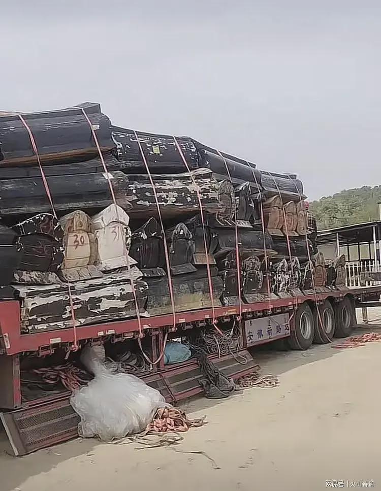 网传安徽某地大卡车拉了一车的棺材，网友：可能是送家具厂做材料（组图） - 4