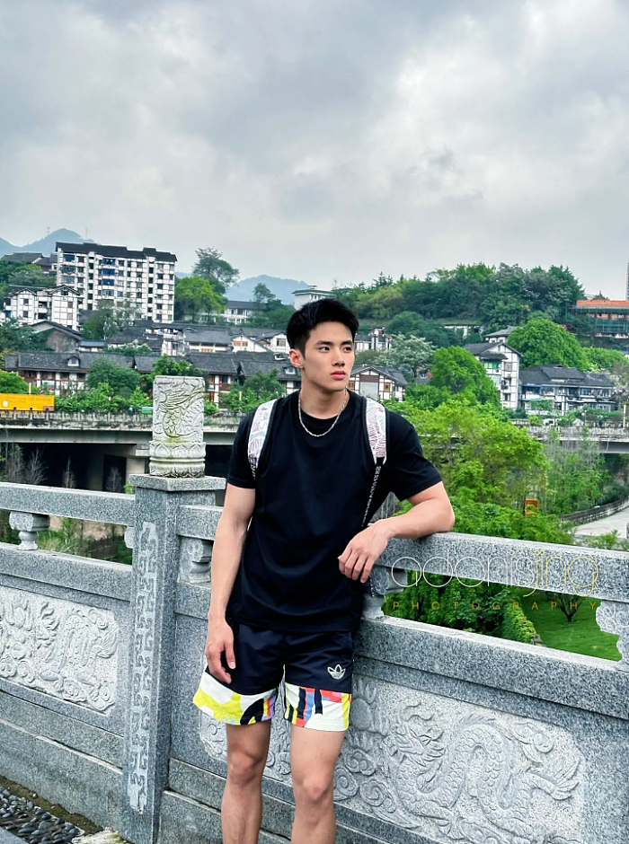 【帅哥】22岁重庆猛男崽儿,精悍公狗腰饱满胸肌,这人鱼线太绝了谁顶得住(组图) - 2