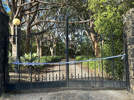 维州商界耆老在企鹅岛离奇身亡，儿子带伤住院，警方介入调查（组图） - 3