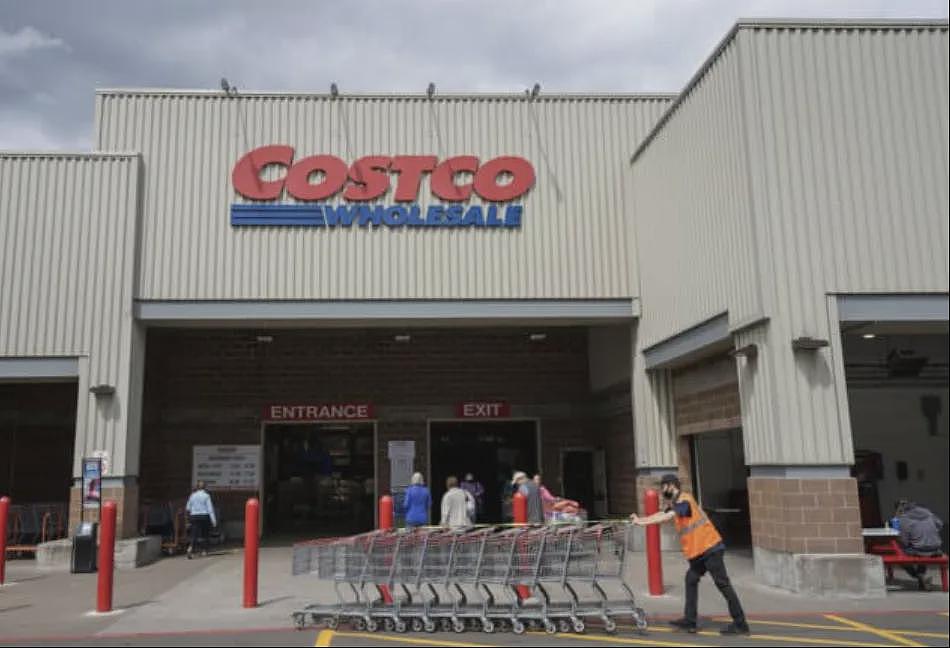 Costco挤爆!卫生纸涨破33刀被疯抢,华人崩溃!买个菜被狠税“再不囤来不及了”(组图) - 1