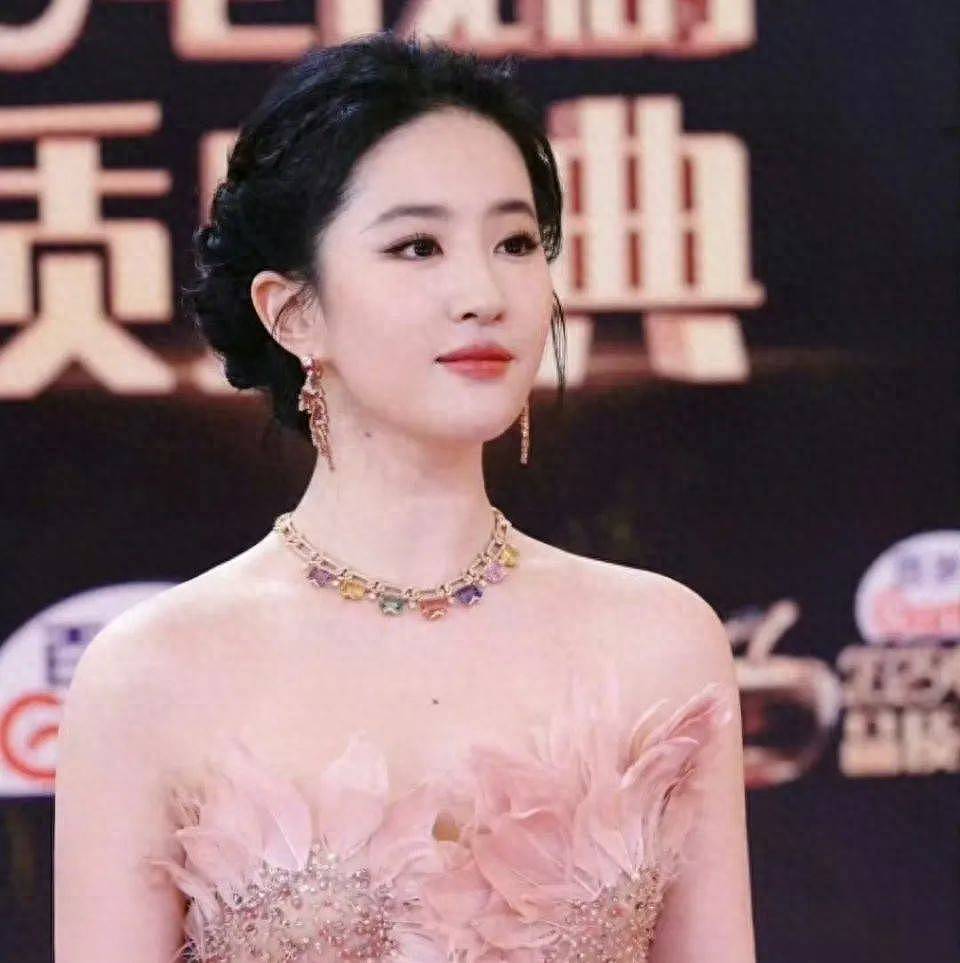 又胖了！38岁“微胖”刘亦菲红毯被嘲，热搜沸腾了...（组图） - 2