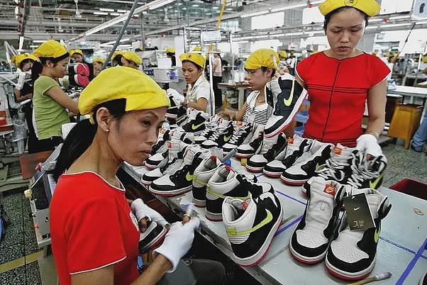 关税炸弹，误伤特朗普的“枕边人”（组图） - 12