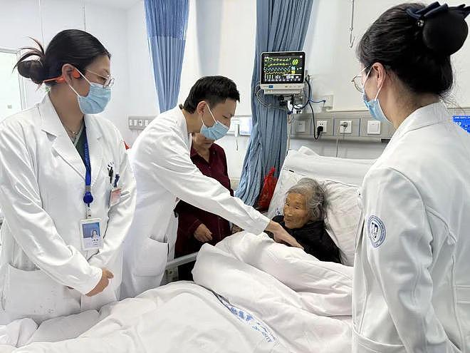 全球罕见!112岁阿婆心脏最长停搏6秒被成功植入起搏器(组图) - 1