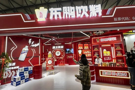 15倍！董秘张磊跳槽东鹏饮料，年薪34万涨到547万（组图） - 1