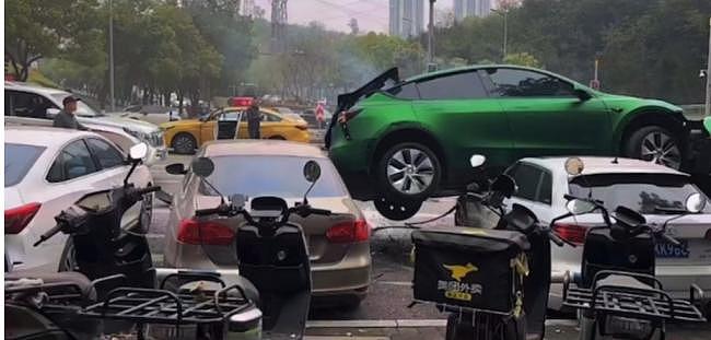 影片疯传!重庆特斯拉失控变“炮弹飞车”连撞多车画面曝(视频/组图) - 2
