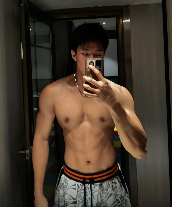 【帅哥】22岁重庆猛男崽儿,精悍公狗腰饱满胸肌,这人鱼线太绝了谁顶得住(组图) - 4