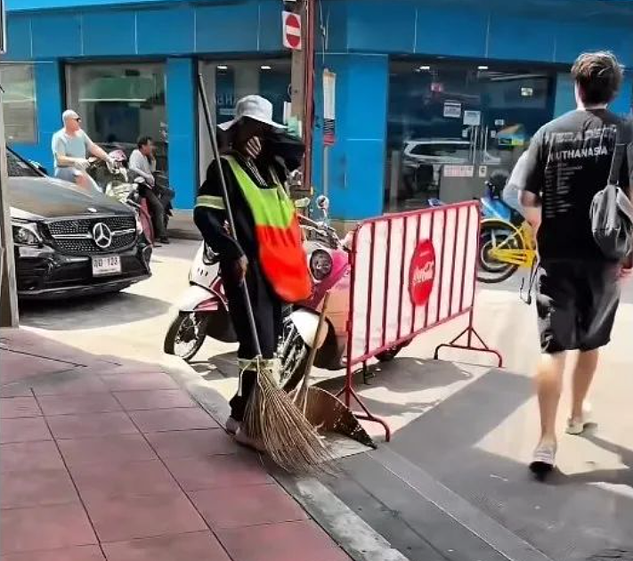 清洁工妹子天生超模脸！她在街头扫地，一张照片直接火出圈！现在成模特了（组图） - 3