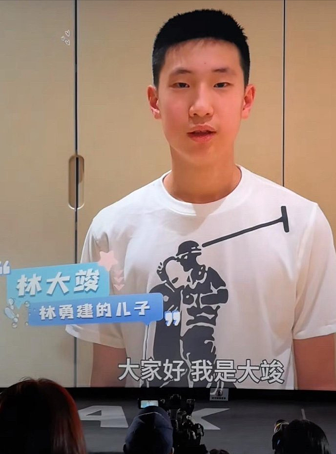 14岁诺一上法国新闻,长小胡子变化大,褪去混血感笑起来好像刘烨(组图) - 38