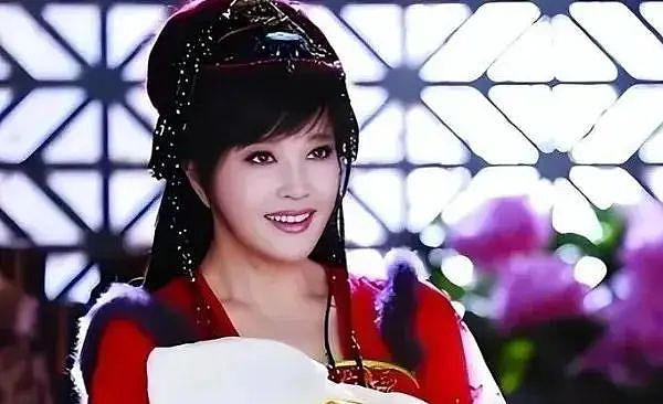 74岁刘晓庆和好友美国聚餐被拍，素颜出镜太真实（组图） - 4